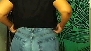 Fat Black Femdom Shakes Huge Ass in Tight Jeans