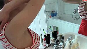 The girl is COGIENDO in the bathroom with blowjob and CUM.