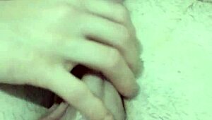 Minha empregada me deu o peitinho pra gozar, she said during our sexy massage session