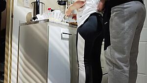 खाना बनाते समय, मेरा बॉयफ्रेंड मुझे ककड़ी से सरप्राइज देता है कुछ स्पाइसी लंच फन के लिए।