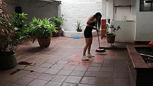 inocente empleada seducida, follando duro en el patio