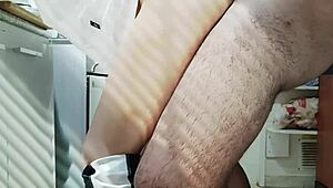 खाना बनाते समय, मेरा बॉयफ्रेंड मुझे ककड़ी से सरप्राइज देता है कुछ स्पाइसी लंच फन के लिए।