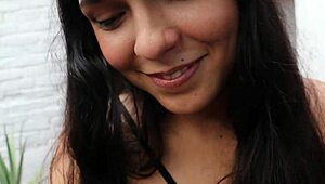 inocente empleada seducida, follando duro en el patio