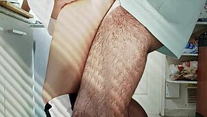 खाना बनाते समय, मेरा बॉयफ्रेंड मुझे ककड़ी से सरप्राइज देता है कुछ स्पाइसी लंच फन के लिए।