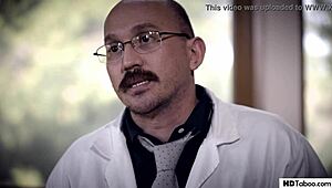 क्रिपी सर्जन पेशेंट्स के इंटिमेट मोमेंट्स पर नजर रखता है