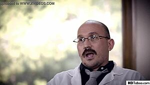 क्रिपी सर्जन पेशेंट्स के इंटिमेट मोमेंट्स पर नजर रखता है