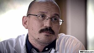 क्रिपी सर्जन पेशेंट्स के इंटिमेट मोमेंट्स पर नजर रखता है