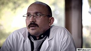 क्रिपी सर्जन पेशेंट्स के इंटिमेट मोमेंट्स पर नजर रखता है