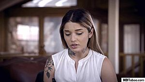 क्रिपी सर्जन पेशेंट्स के इंटिमेट मोमेंट्स पर नजर रखता है