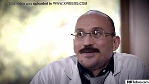 क्रिपी सर्जन पेशेंट्स के इंटिमेट मोमेंट्स पर नजर रखता है