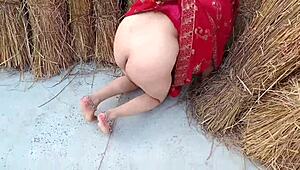 इंडियन मेड वाइफ राँच पर आउटडोर असफकिंग मिलती है