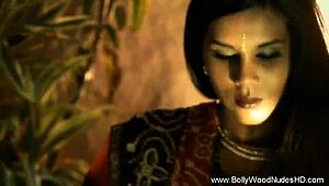 एक्सोटिक इंडियन ब्यूटी सेन्सुअल डांस में नेकेड स्ट्रिप करती है।