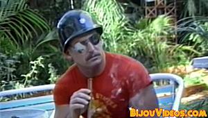 क्या कभी सोचा है कि रेट्रो हंक कैसे बेयरबैक करते हैं गे थ्रीवे में इंटेंस लंड चूसने और रिमजॉब के साथ?