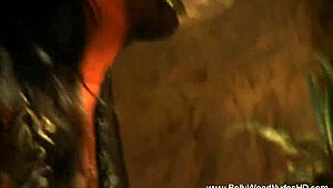 एक्सोटिक इंडियन ब्यूटी सेन्सुअल डांस में नेकेड स्ट्रिप करती है।