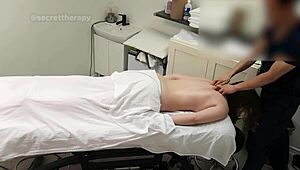 अमेचर पेटाइट टीना कोर्टनी वीस बिग अस रे एडलर को पीओवी में ब्लो करती है