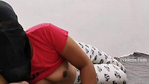 गर्लफ्रेंड को बॉयफ्रेंड रैंच पर हार्ड फक करता है