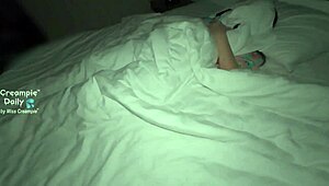 सोती हुई एशियन ब्यूटी के अंदर फिनिश करने के लिए चुपके से घुसना