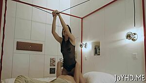 El Cuarto Del Apartamento Se Cargaba De Pasión Y Emociones Fuertes Cuando La Hijastra Y Su Amigo Se Encontraban A Solas