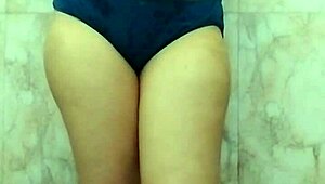 गर्म इंडियन लड़की फिंगरिंग स्टीमी हिंदी टेल में