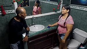 1 parte mi patron me seduce en el ba�o follando mi co�o grande