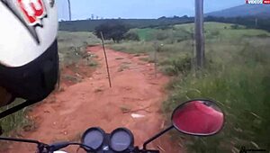 Enfiei a pica na loirinha no meio da estrada em público, completo no xvideos red 😏🚗