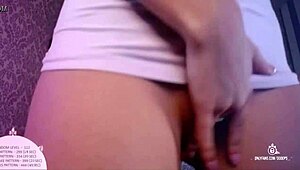 Sexy girl flaunts her big ass curves