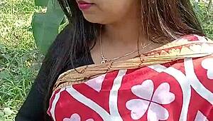 हॉर्नी गृहिणी पडोसी को चोदती है