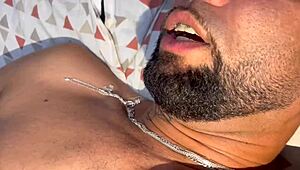 Uma bela mamada bem gostosa num cacete grosso e ouvidos grandes