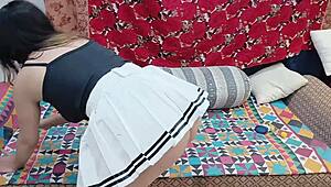 देसी स्टीपडॉटर बिग अस फ्लैश करती है, दोनों होल्स में जोर से चोदी जाती है