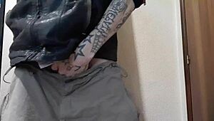 Melvin C explores gay travestismo with big cocks in this narrative