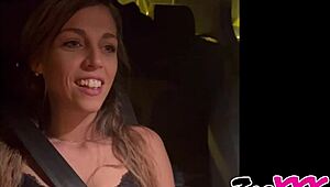 follando duro en el coche con un desconocido en un trío voyeur.