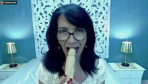 Mature Webcam Lady Shows Off Her Naughty Side