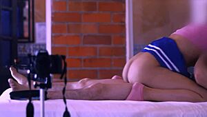 La Estudiante Universitaria Explora Fantasías Salvajes Con Su Amiga En El Apartamento