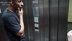 Rothaariges teen 18+ zieht sich draußen zum ersten mal aus?