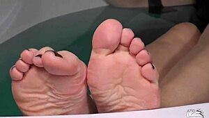 check out these wrinkled soles teasing