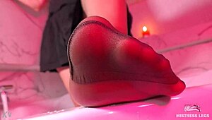 check out these wrinkled soles teasing