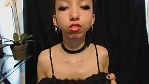 गर्म गुलाबी लिपस्टिक लगाते हुए लार टपकाने वाला इफेक्ट