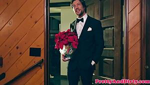 ट्रिक्ड एक्ट्रेस को क्लोज-अप में जोर से रेल किया गया जब तक कम से स्प्रे नहीं किया गया