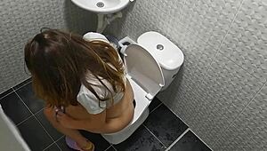 Pretty milf with shaved cunt and small tits gets blowjob