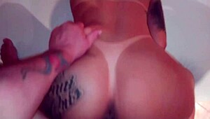 baixinha da bunda grande gosta de levar tapinhas