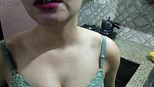 सुंदर भाभी पहली बार देवर के साथ किचन में सेक्स