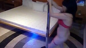 deitaria na cama para receber um delicioso streptease tirando toda calcinha do rabo e jogando ela suja no ch�o pegaria com a boca