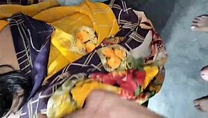 इंडियन देसी विलेज बेब आउटडोर डॉगीस्टाइल के लिए झुकी हुई