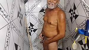 gugu da sunga dançando no banheiro com a rola dura