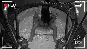 Infiel esposa captada en jacuzzi del hotel con amante.