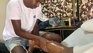 Swing House in Rio: Massaging the Couple with Intimate Touches