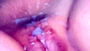 स्टनिंग इंडियन विलेज गर्ल अपनी फ्लॉलेस वेट पस्सी को ईगर आंखों के सामने शो करती है।