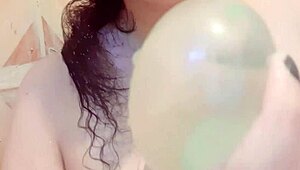 Que Rica Colombiana - Hijastra Culona Tetona Y Con Gran Coño Se Masturba En El Baño Y Luego Se Sigue Tocando En El Cuarto De Su Casa Real Casero Amateur