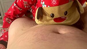 Unwrap the christmas present and fill it with creampie in missionary!