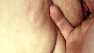 finger fuckin a bbw milf in public, her fat ass shakin